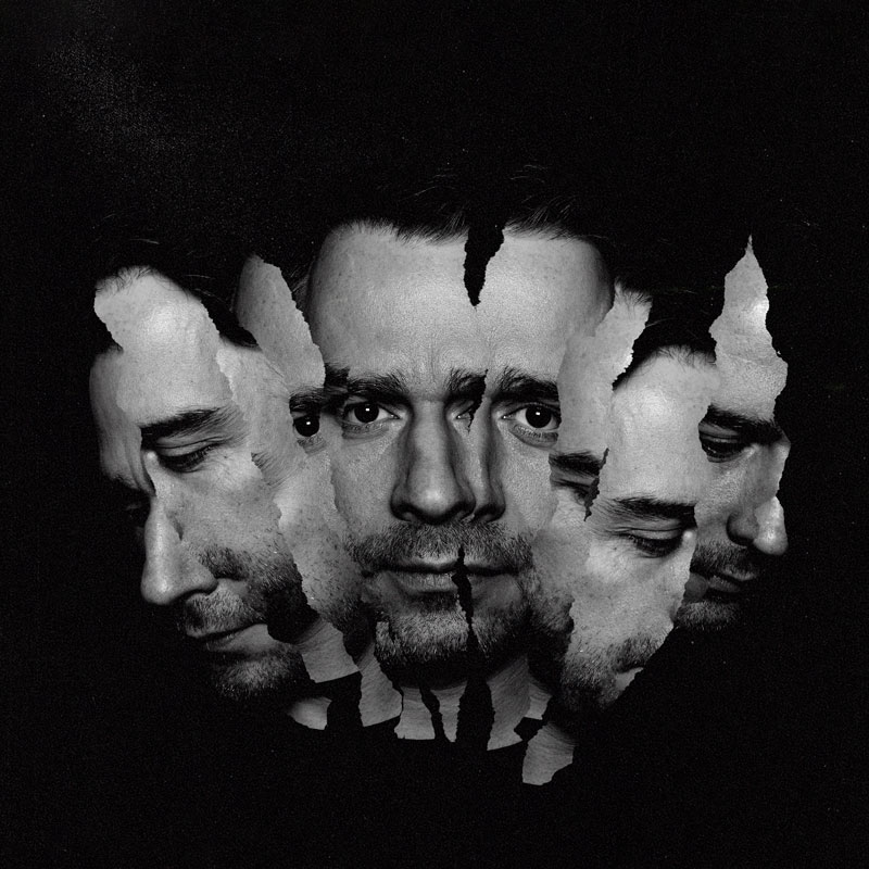 Schwarzweißmontage eines Gesichts, das mehrfach versetzt und zerrissen dargestellt ist. Mehrere Fragmente desselben Gesichts überlappen und erzeugen einen surrealen Effekt.